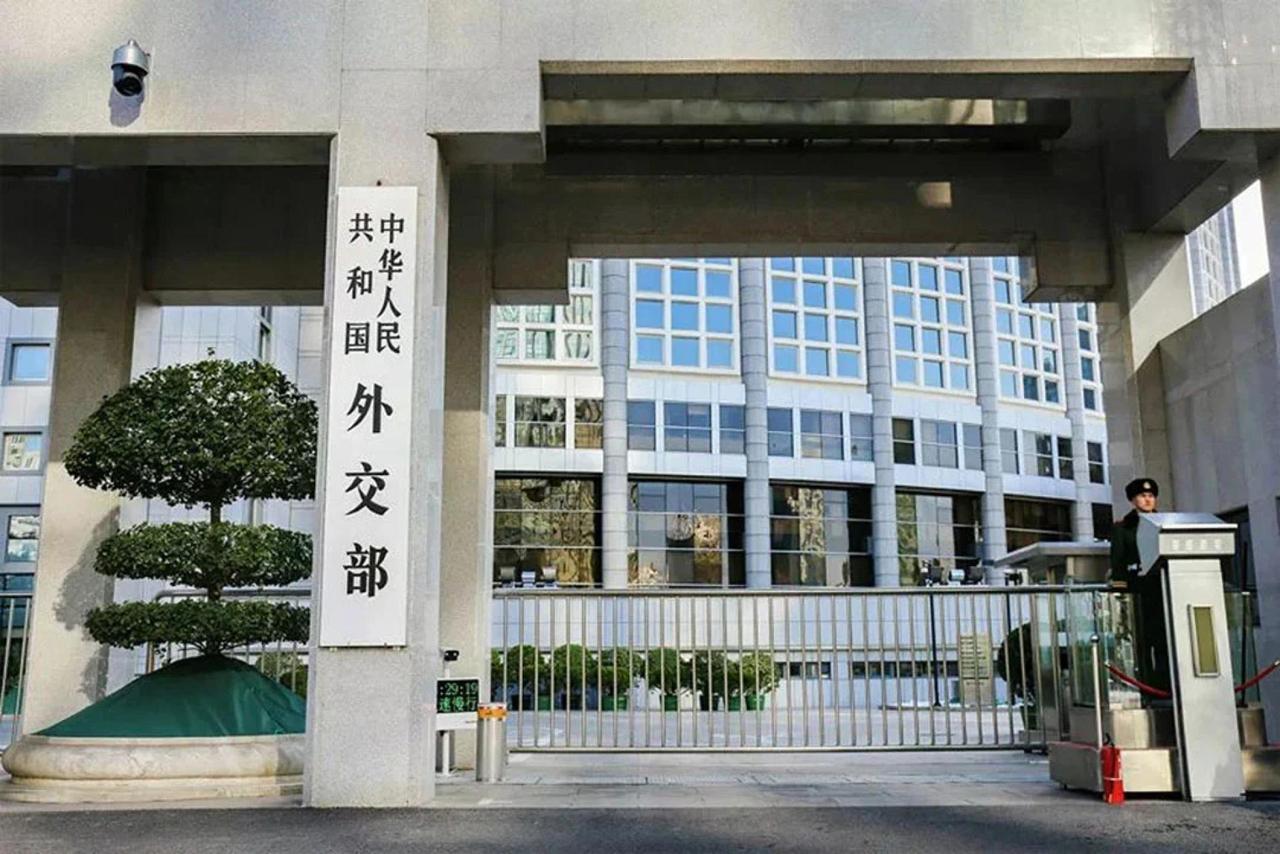 菲律宾防长特奥多罗又在南海问题上跳脚，中方回应直击要害：这位亲自带武装部队抓扣中
