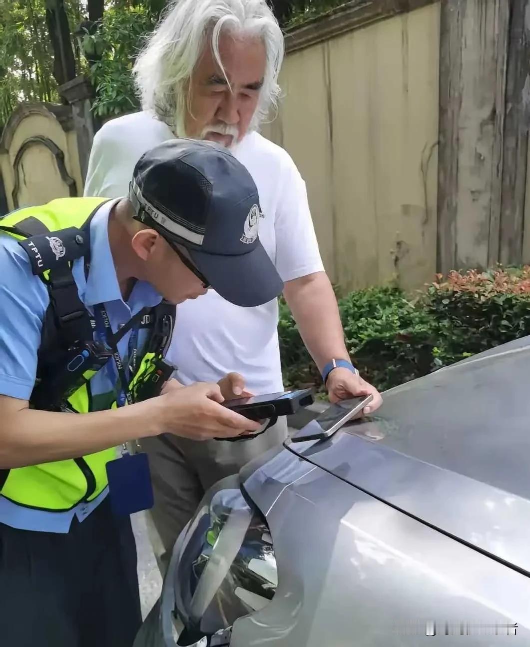 张纪中居然生活在杭州，因为送孩子和其他人发生剐蹭，想着自己名气大，先送孩子再回来
