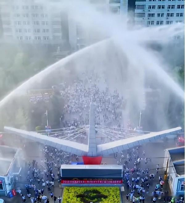 2026年高考作文新鲜出炉，卷1和卷2谁更难写？今天上午，全国超千万莘莘学子走