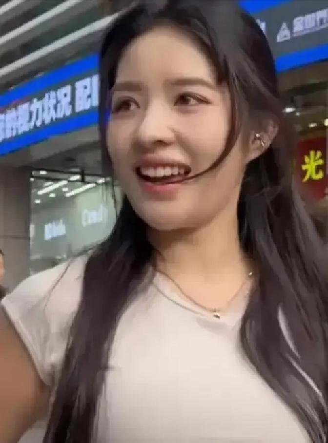 一句“多少钱能约”背后，藏着一个女主播最难堪也最真实的生存处境。最近，晓曼在