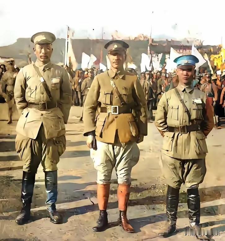 锣鼓喧天，白旗飘飘，能在军阀混战时站在C位，可见将校长还是有一定的号召力。画面