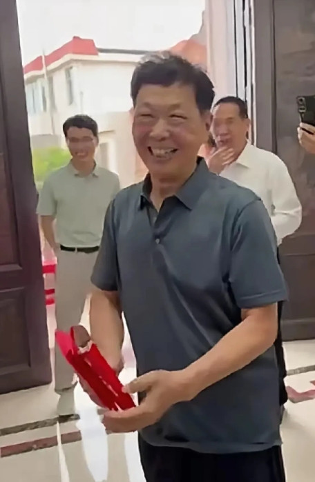 哎呦喂！这红包太厚了吧，至少得有两三万，昨天看到瑾汐一家人来到了福建养家那边，