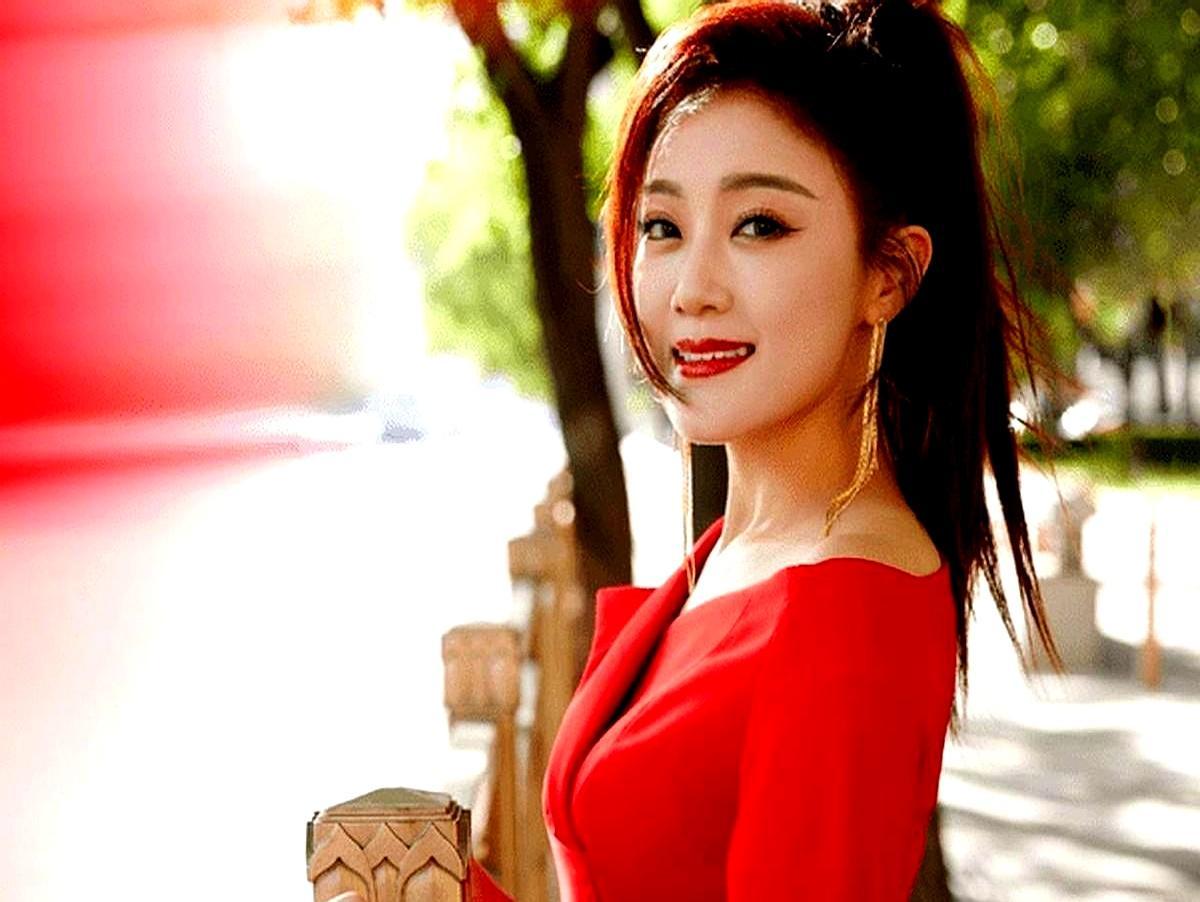 离婚第7年，他还在给她改谱王小玮把玖月奇迹注册成公司那天，王小海没到场。他