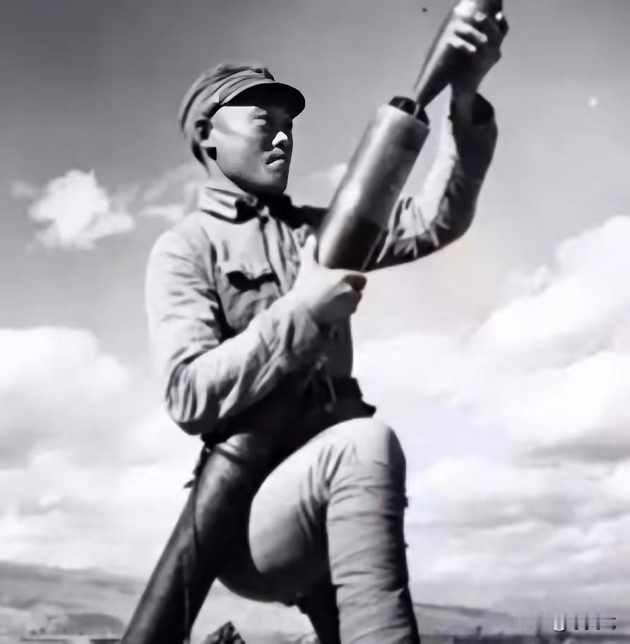 1945年，在山上休息的迫击炮手陈宝柳，忽然发现30多个日军和几个女人，正在不远