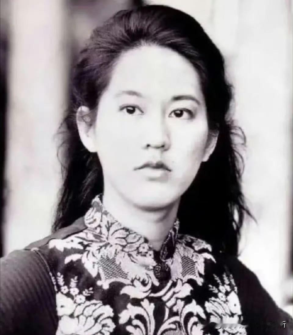 张纯如，一位以笔为剑的美籍华人作家。她冲破日方的刻意掩盖与国际社会的漠视，历时多