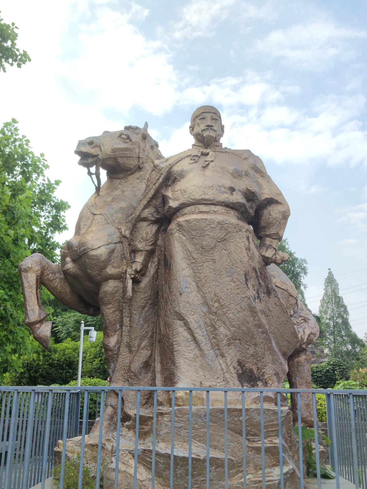南京这几天天气凉爽，特别适合出门逛公园，我跟老同志一拍即合，今天去阅江楼那边转转
