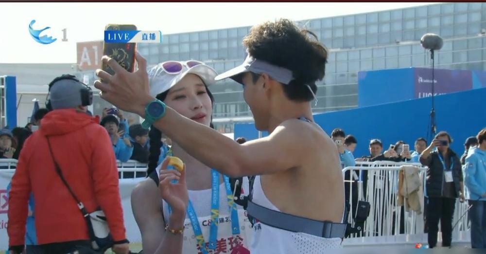 李美珍厦马夺冠，又遭酸？刚结束的厦门马拉松，李美珍靠男私兔领跑，拿了国内女子组冠