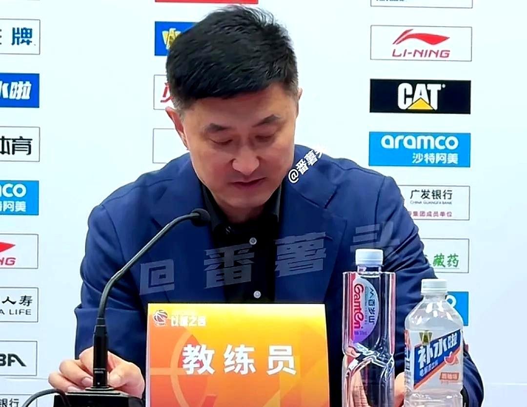 讲真，昨晚我有点恍惚。那个熟悉的、在场边咆哮的杜锋不见了，换来一个暂停时温和、