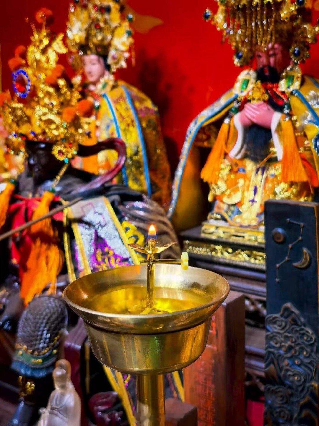烧香的意义：1.祭祀祖先神灵；2.供养三界诸神；3.入道之门；4.消灾延寿；5.