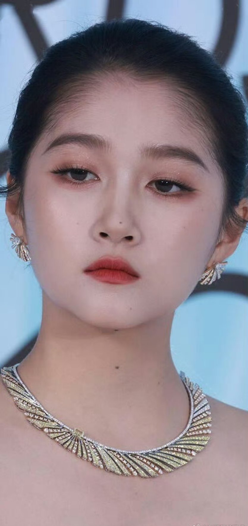 关晓彤这脸太精致了，不过咋还有些婴儿肥？​​​