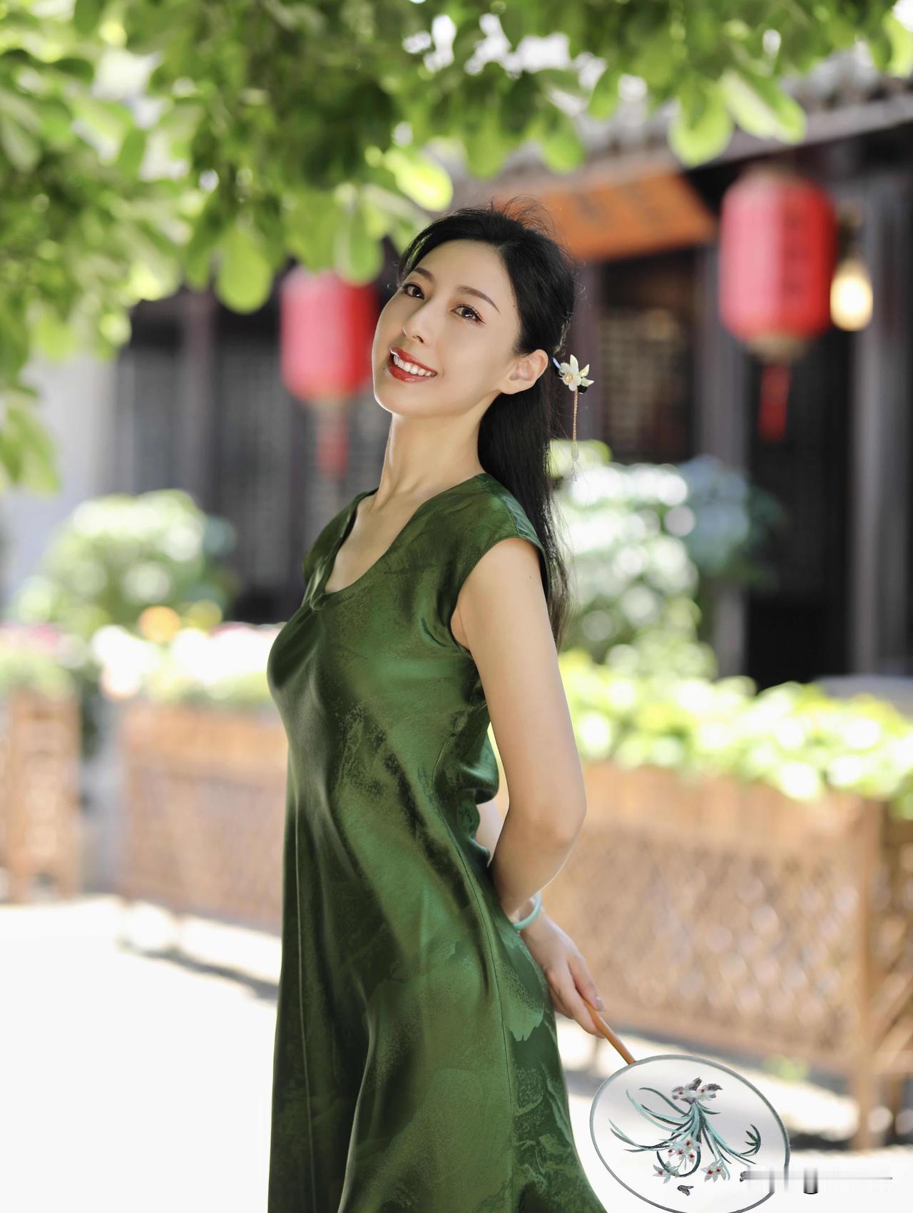 优雅绿裙女子，漫步古风庭院，感受岁月静好。