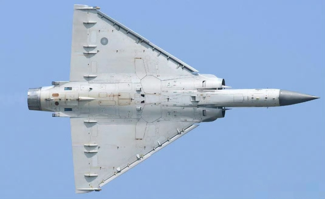 当年咱们的主力战机还是歼6的时候，中国空军飞行员去法国试飞幻影2000，真的是被