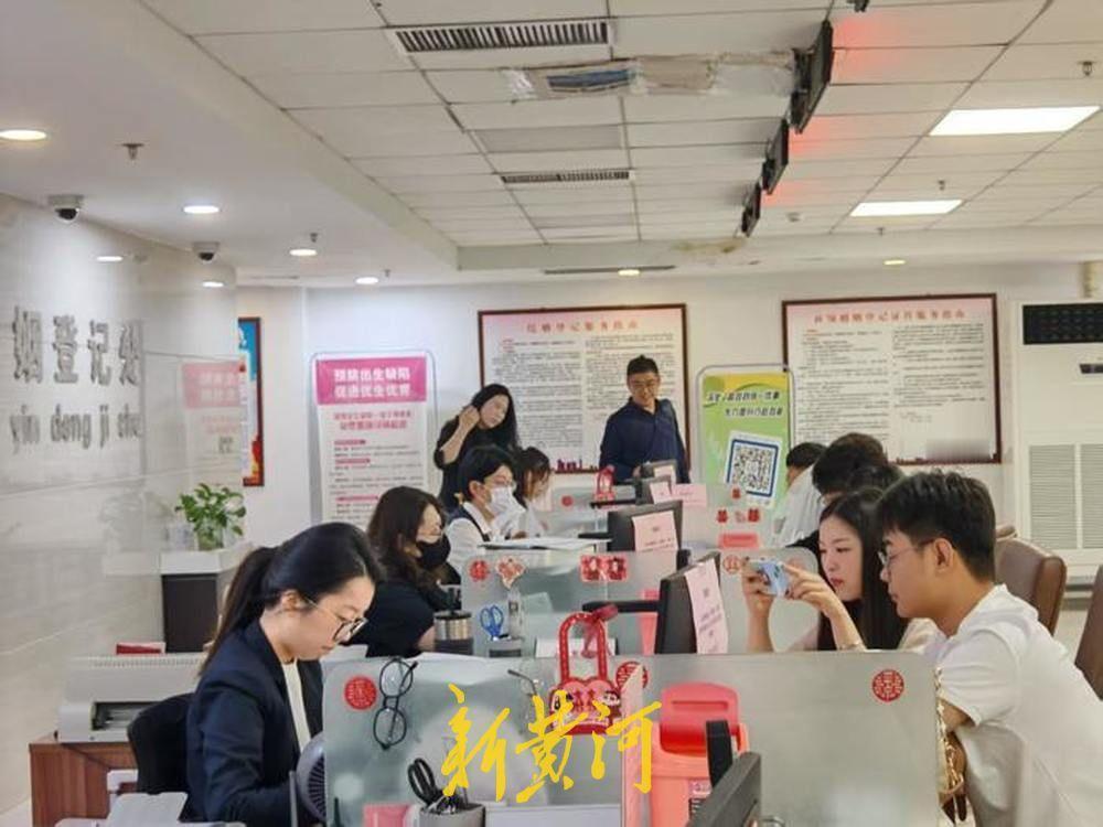 “520”结婚登记热度爆表，不少新人带专业摄影跟拍！因为谐音“我爱你”，每年都有
