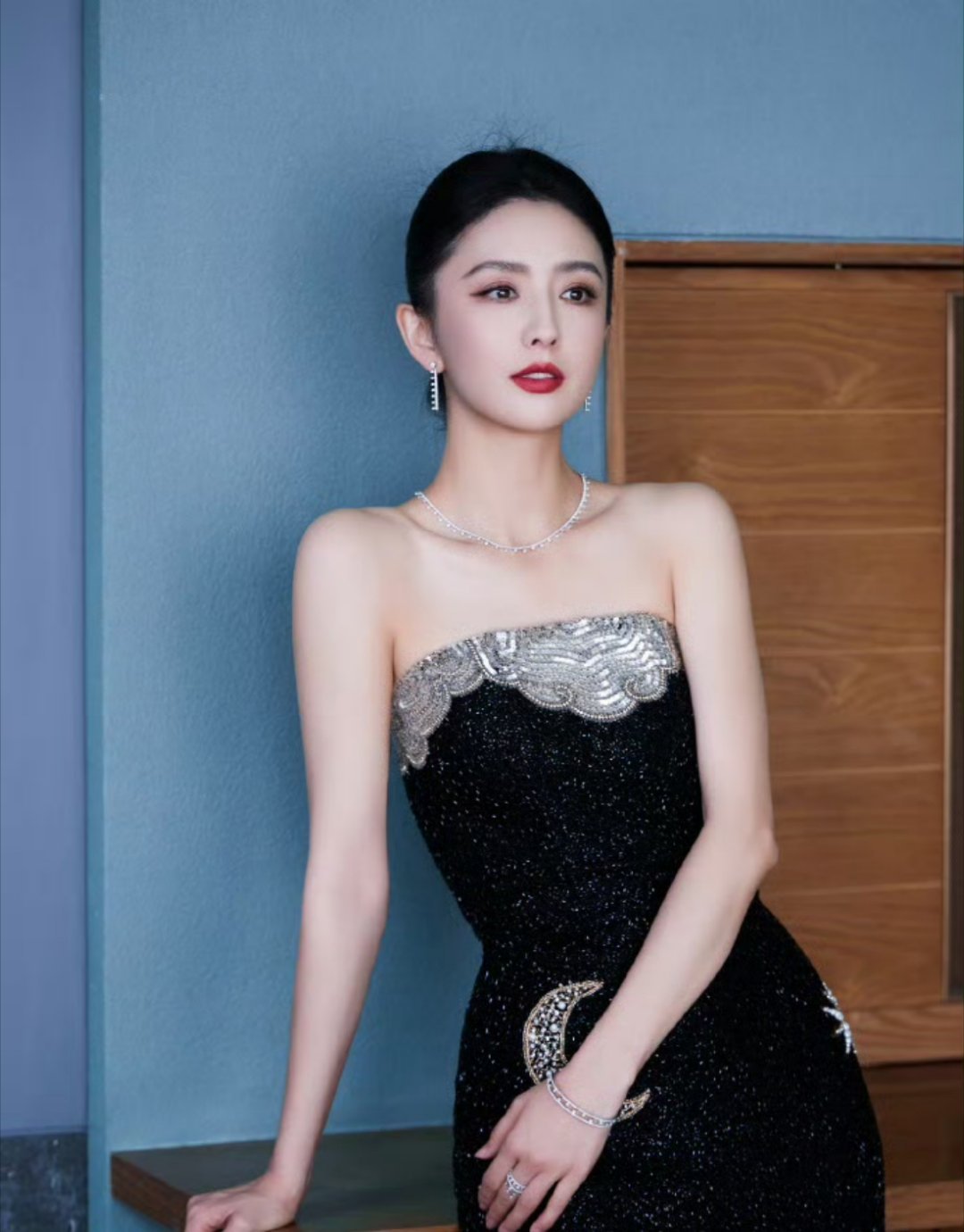 佟丽娅这简直是黑天鹅级别的美貌气质这块也是越来越出众了