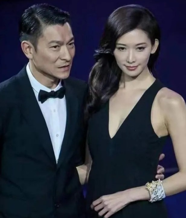 2019年林志玲婚礼没请刘德华，事后华仔当面问原因。志玲坦言："您要是来了，媒体