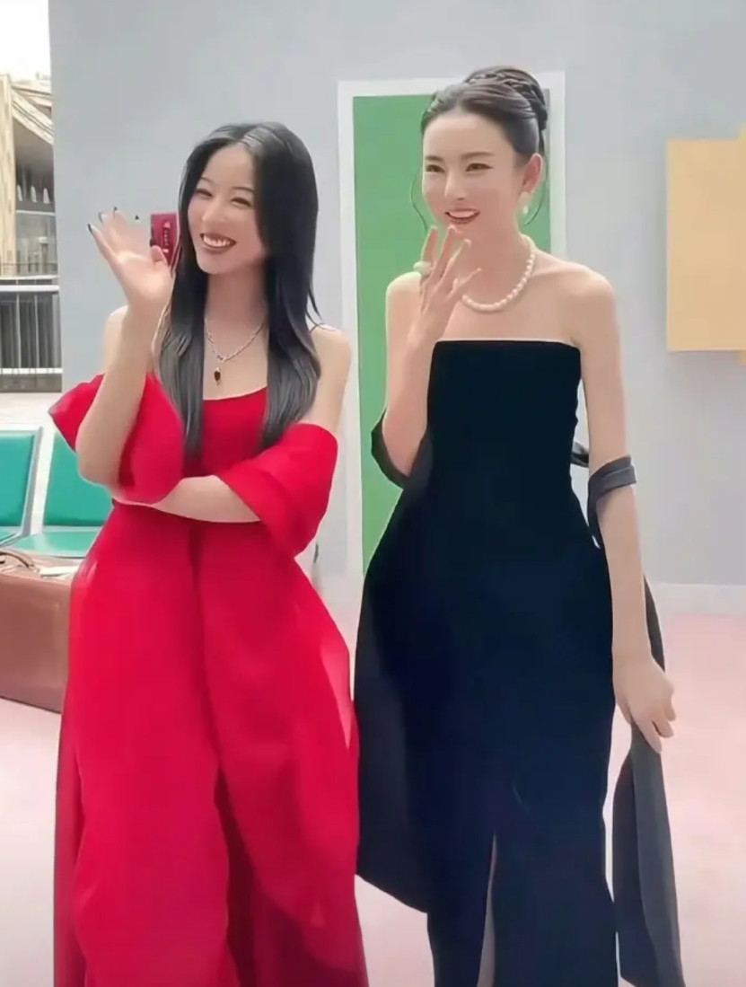 今天周雨彤和宋祖儿一起出席时尚活动，两位的搭配风格完全不同，不过超有姐妹范儿。