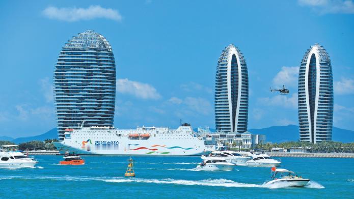 海南封关后，黄金柜台直接被抢疯了！免税店里排队长如龙，销售员计算器按得噼啪响，金