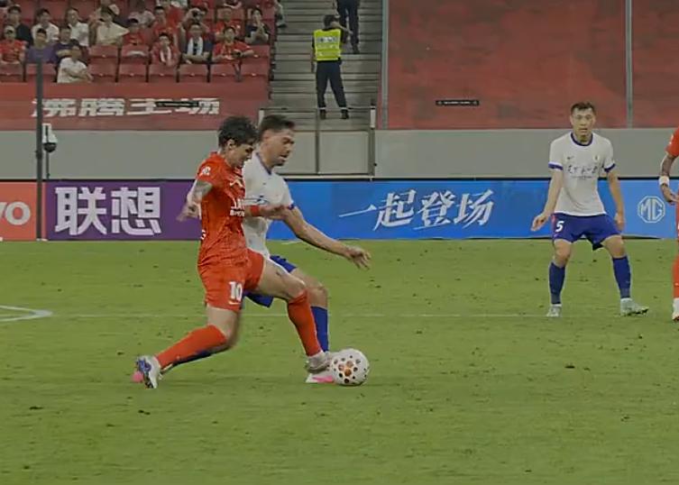 不习惯，完全不习惯！上海海港进球，居然被VAR回溯取消掉了！！我靠，这破天荒