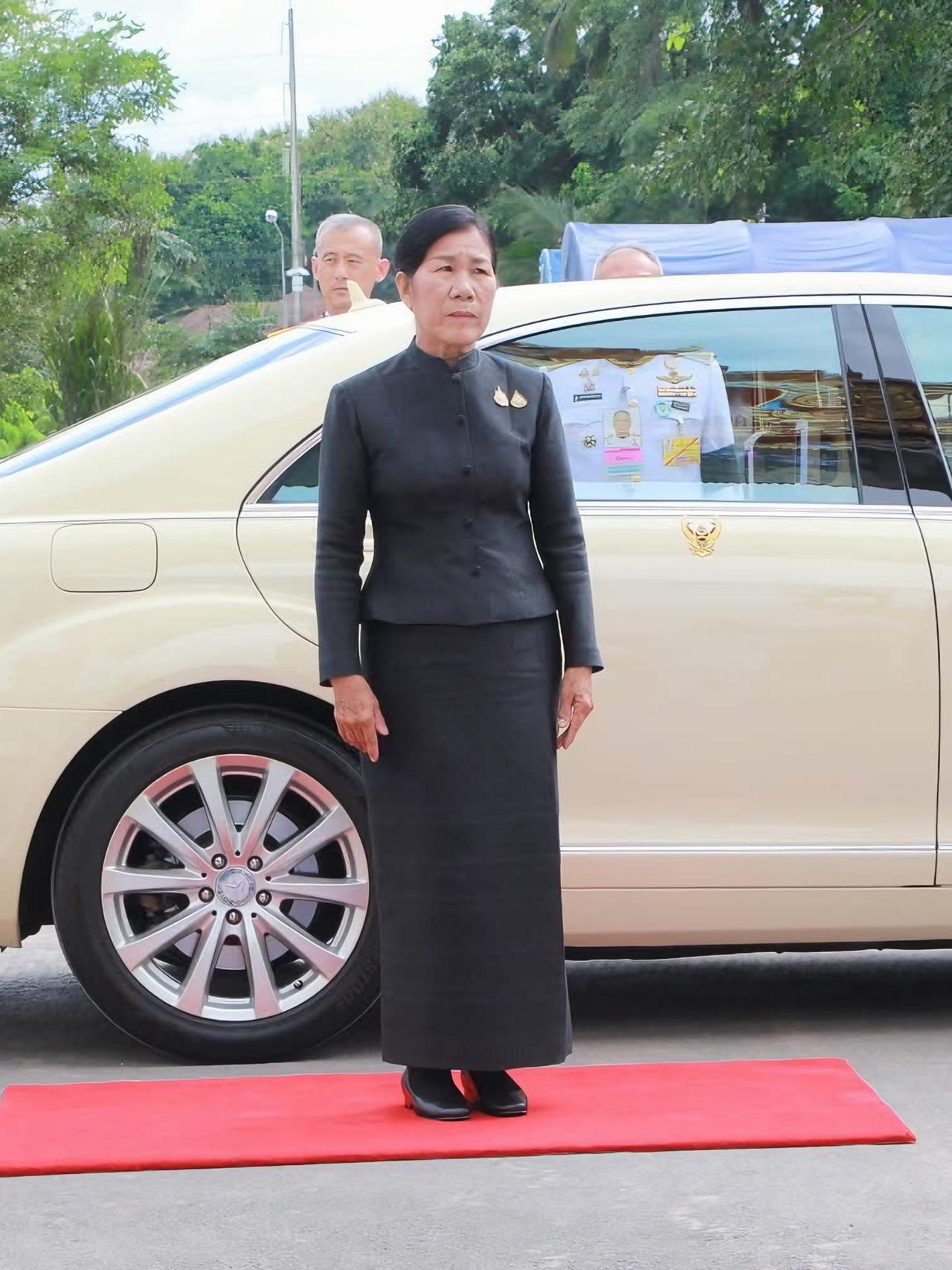 诗妮娜母亲身穿黑丧服，祭拜诗丽吉太后2025年11月1日上午10时，国王陛下钦