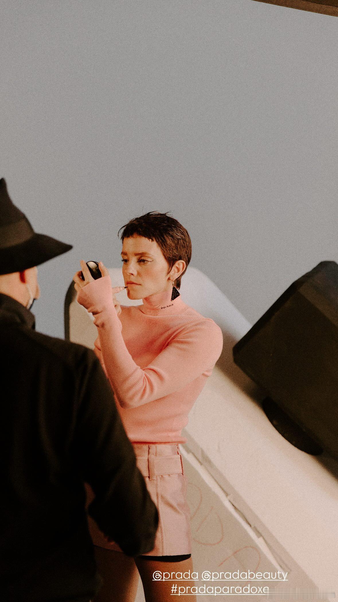 EmmaWatson艾玛沃特森分享了22年为代言的Prada香水Paradox