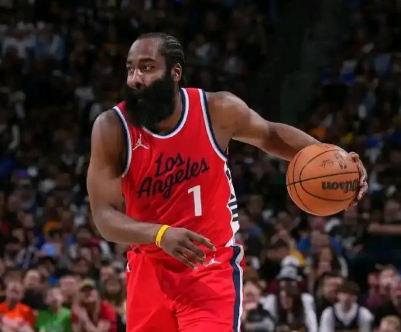 哈登再次落选全明星哈登没有入选全明星，不论是首发还是替补，都没有哈登的名字。