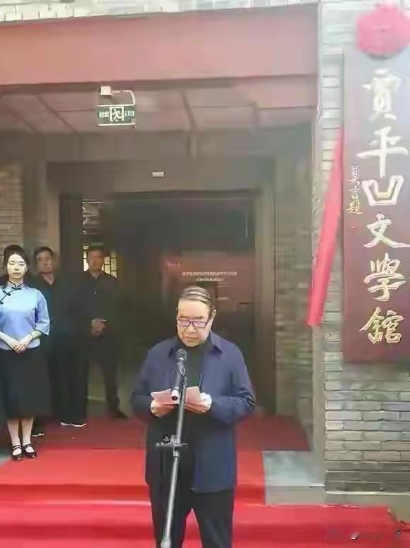 贾平凹绝对是当代乡土文学绕不开的标杆，实打实拿过茅盾文学奖，《秦腔》《浮躁》等作