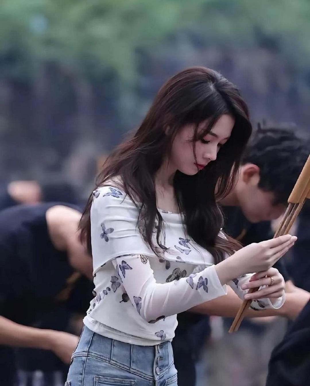 陈瑶又进剧组了，感觉她的身材真好好，一直看着她的脸忘记她的身高了​​​