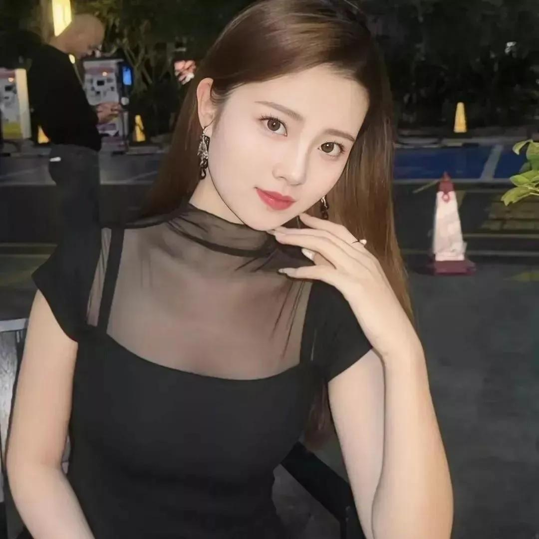 夜晚的迷人时刻，黑色连衣裙搭配红唇，优雅动人。黑裙感美女气质吊带黑裙性感黑裙