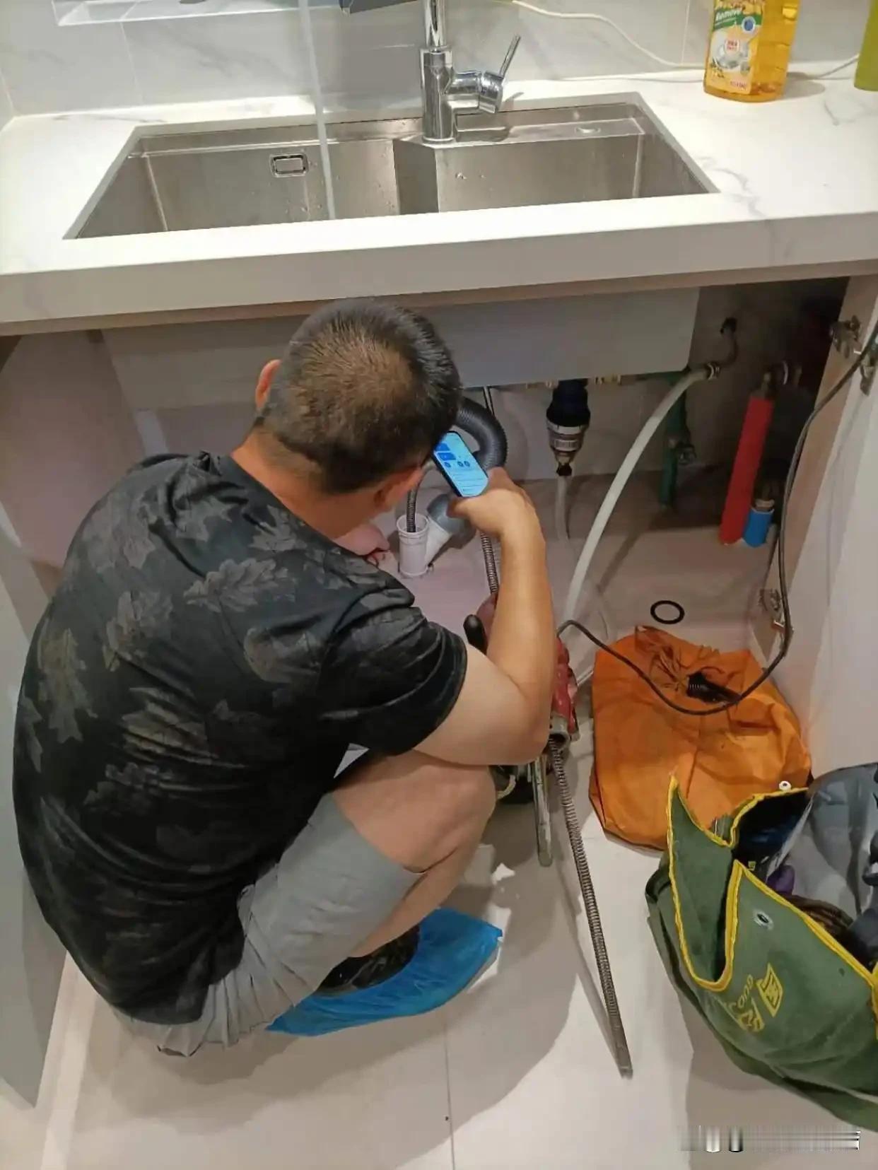 浙江杭州，女子在平台找了维修下水道师傅上门维修，对方说好的疏通的是450元外加7