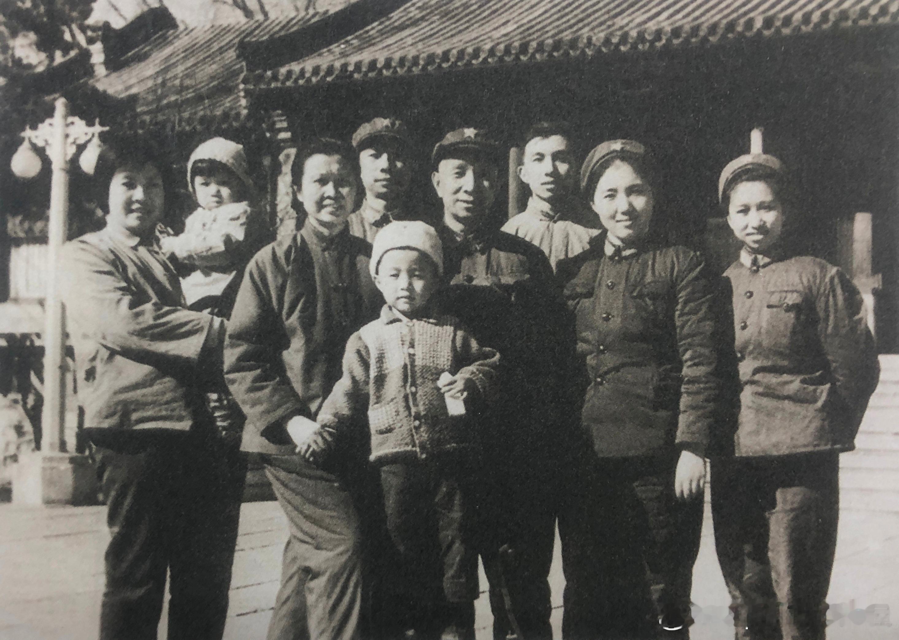 1974年春节，粟裕与家人合影历史影像​​​