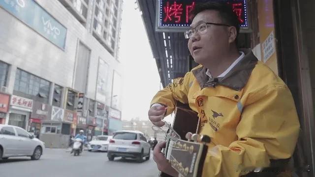 这种专业的计算机人才却在跑外卖，着实有点屈才了！真如千里马拉磨，大材小用啦！[呲