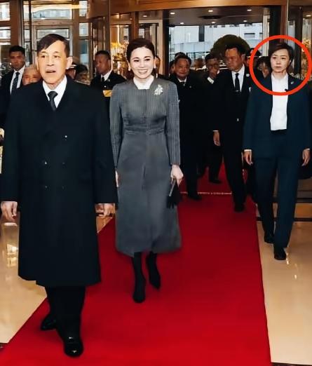 这位是泰国王后苏提达的女保镖吗？从外表形象看，就很不简单吧！整个人看上去十分