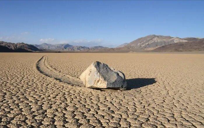 在沙漠中，有些岩石会自行移动，并在身后留下长长的痕迹……地球上最奇特的现象之一就