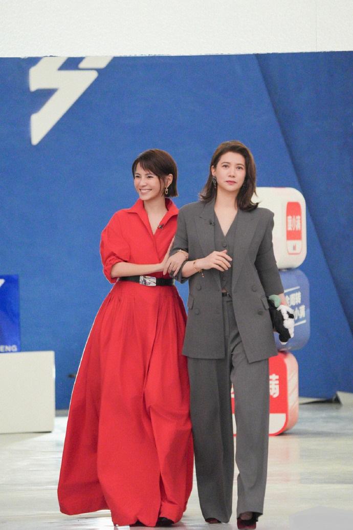 最近李心洁和袁咏仪一起出席时尚活动，两位手挽着手显得很有姐妹范儿。李心洁这次