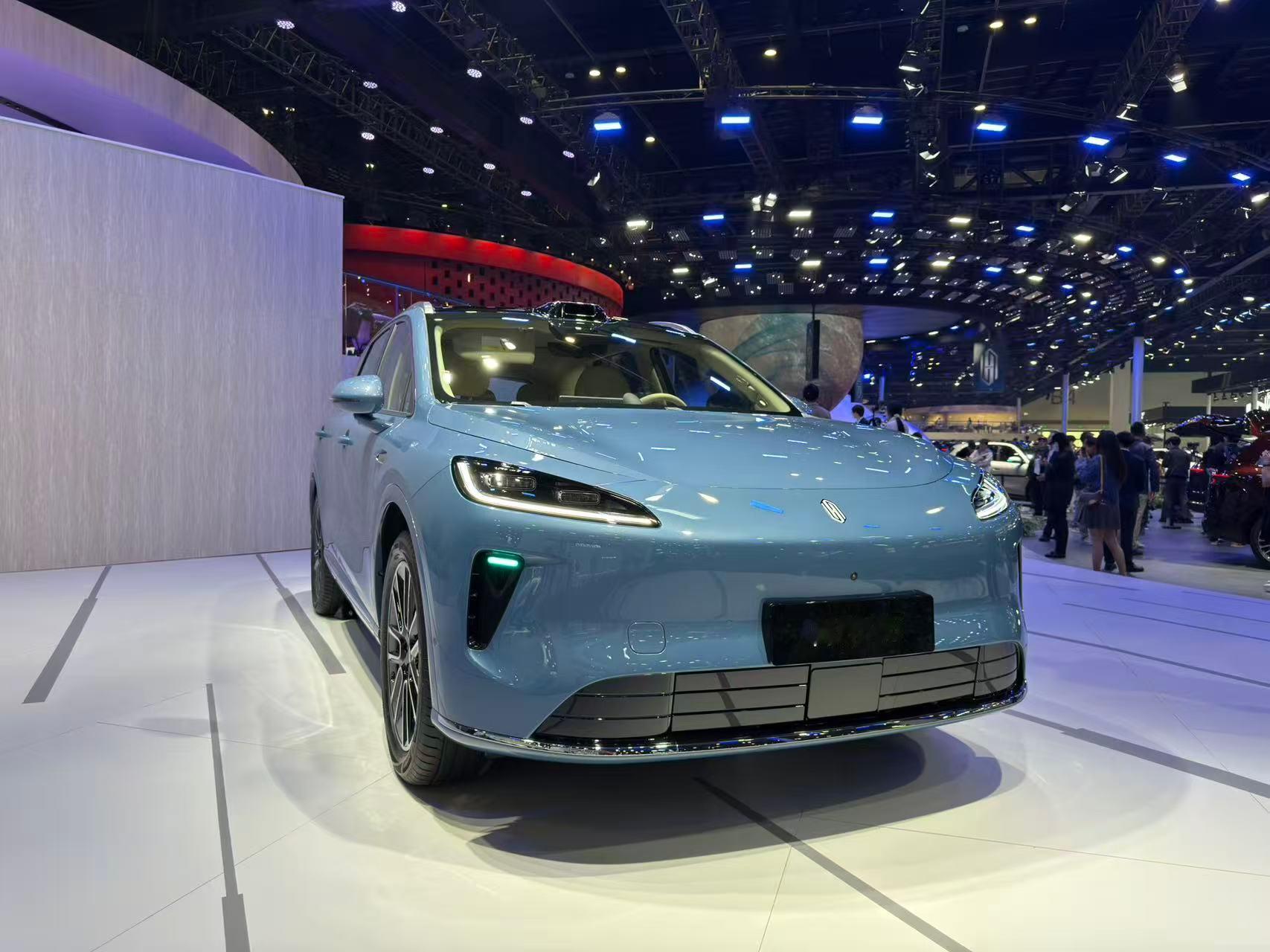 北京车展的鸿蒙智行展台，热度肯定不用说，华为x各大车企做的这五界，巨大的能量已经