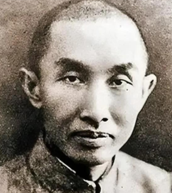 1952年，“一代船王”卢作孚在家里吞服了大量安眠药后，决绝地离开了这个世界。他