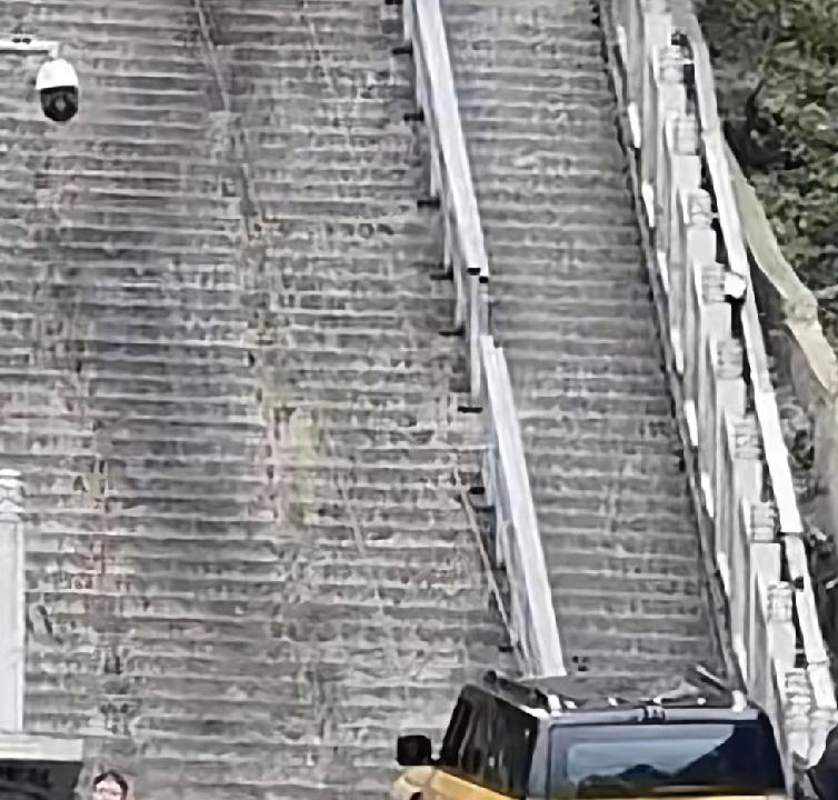 别再宣传了，全国的朋友都看见了最近在张家界一个景区内围了很多人，因为有一个品牌