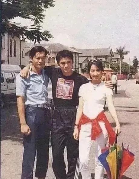 这张照片都认识的应该年龄不小了吧坐标河南，小时候天天看她们的电视剧