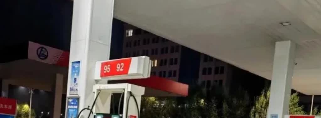 云南一女子开着新买的奥迪，去加油站加油，跟工作人员说加95油，没想到对方给他加了