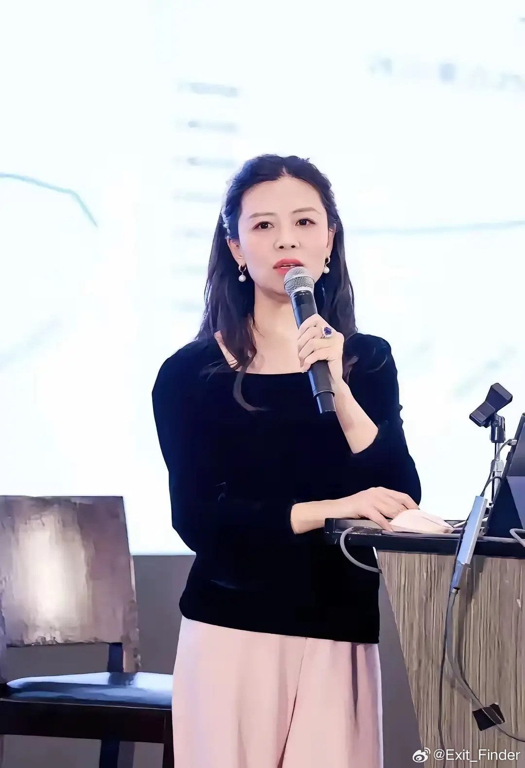 “投资魔女”李蓓喊散户"脱离科技苦海"，可她自己的"沙漠绿洲"也在漏水……10月