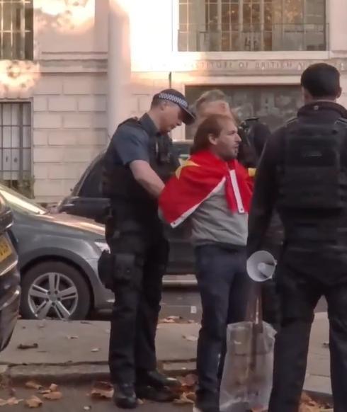 英国伦敦的一名叫做克鲁斯蒂的青年，身披五星红旗，高唱中国国歌，与各种独货在现场呛