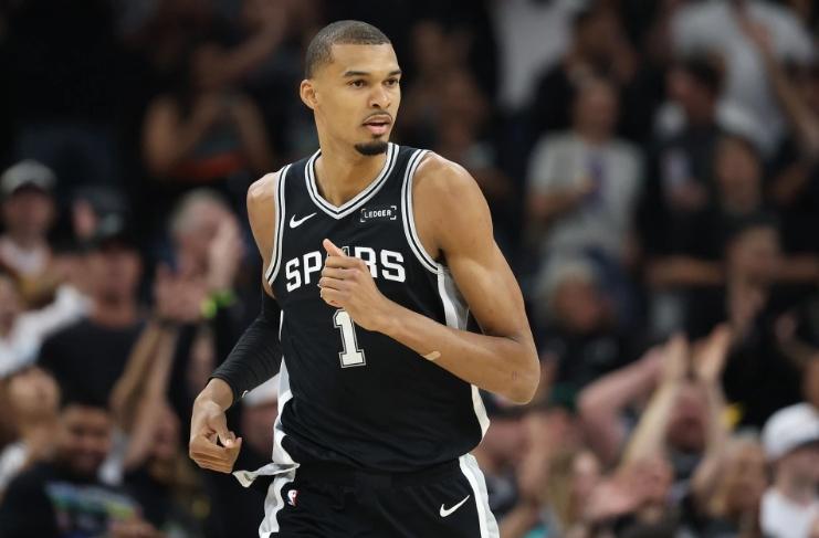 不出意外！随着马刺111：103雷霆，NBA本赛季总冠军概率如下！1：尼克斯（