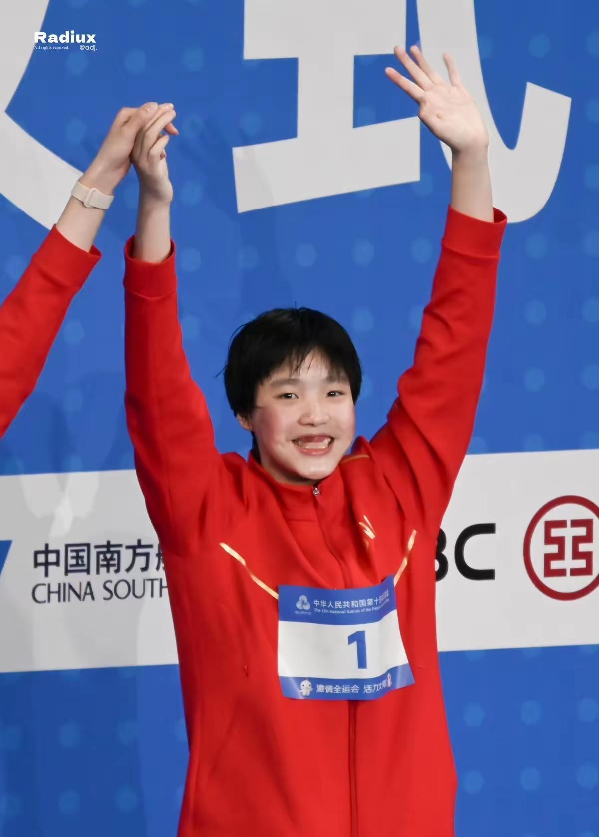 这下可瞒不住了，全国人民都认识13岁游泳小将于子迪。刚拿下200米蝶泳金牌，转