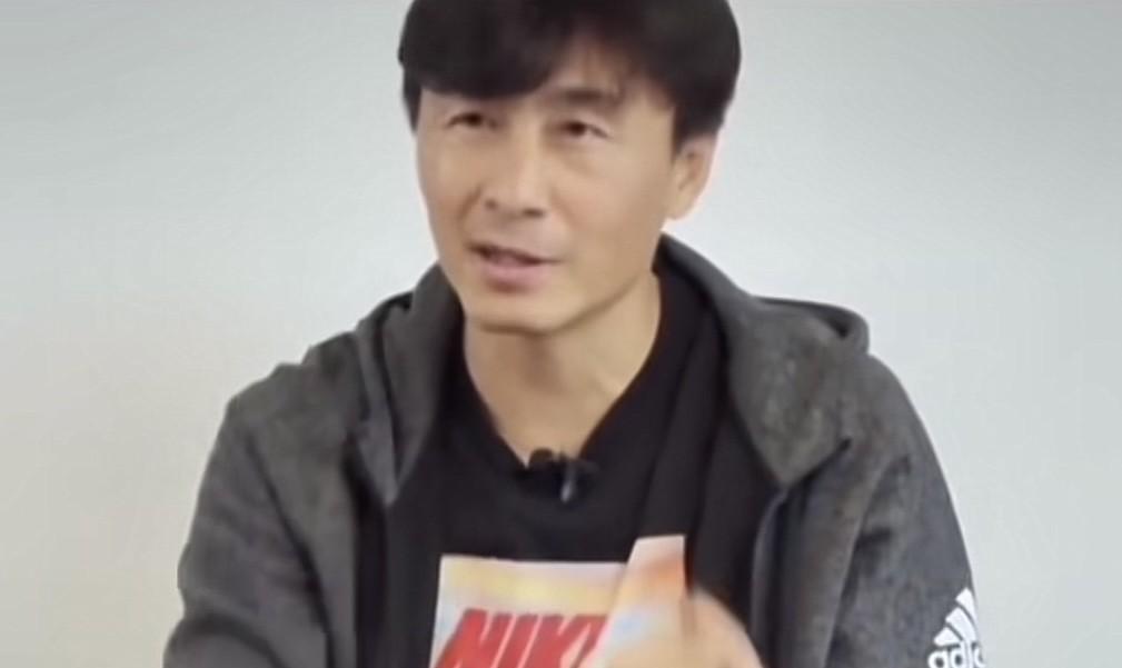 前国足队长李玮锋谈国足为什么和韩国队总是差那么一丁点儿，就是因为我们太安逸了，简