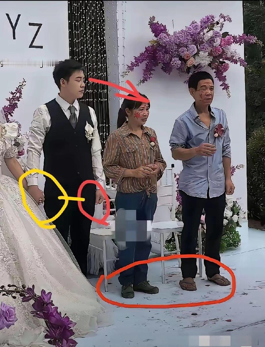 全网都在心疼这对父母，我却更心疼他们的儿子。能办得起婚礼，却让父母穿着破旧衣服