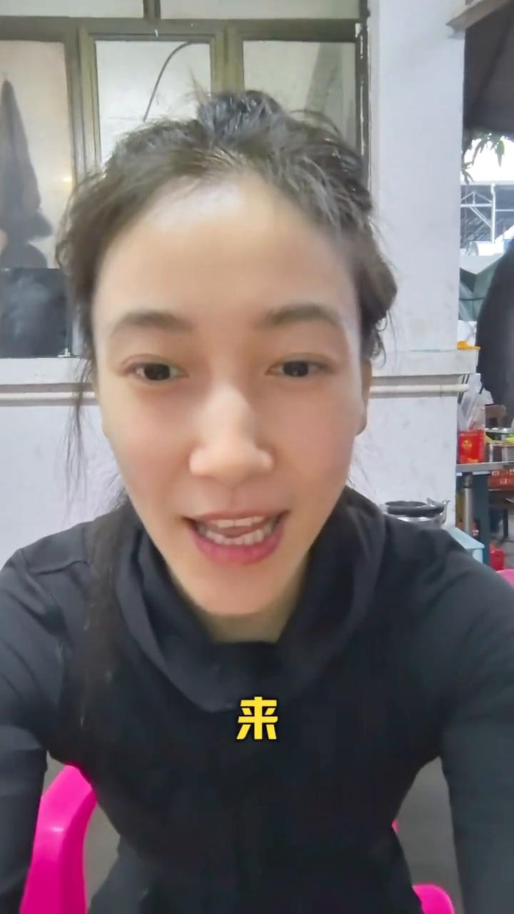 今天我带着可爱的张瑶姐姐来吃海口的一家，就是上次我来的那一家吃牛肉的店。接下来就
