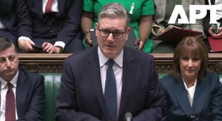 “英国拦不住俄罗斯导弹！”议员就国家安全问题质问首相斯塔默英国下议院出现了戏