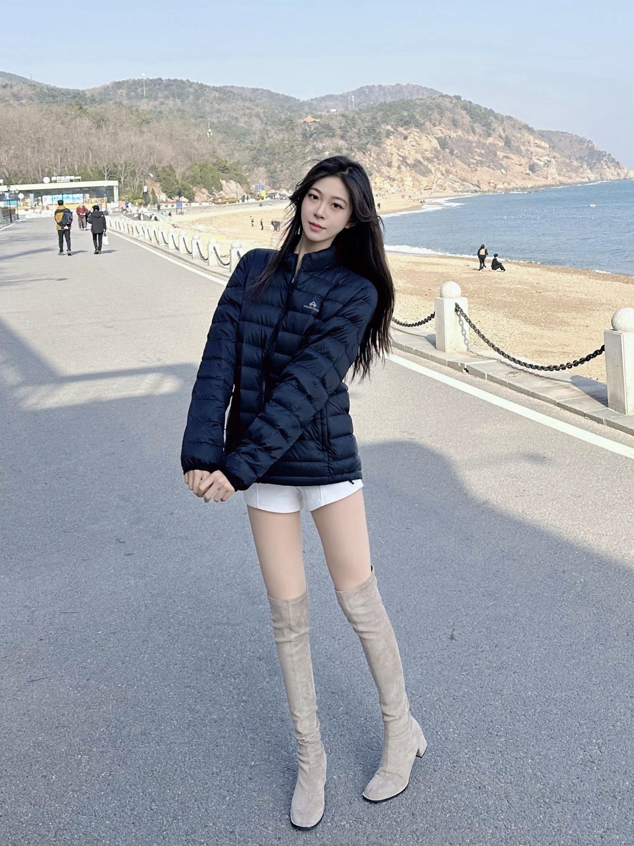 高级的黑色搭配上轻薄的面料hin难让人不爱呀⚫️我觉得今年冬天必入的时髦单品就