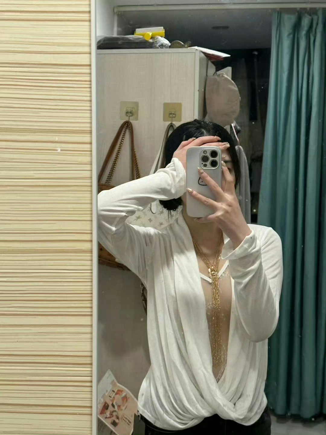 穿这件衣服出门会不会太大胆了