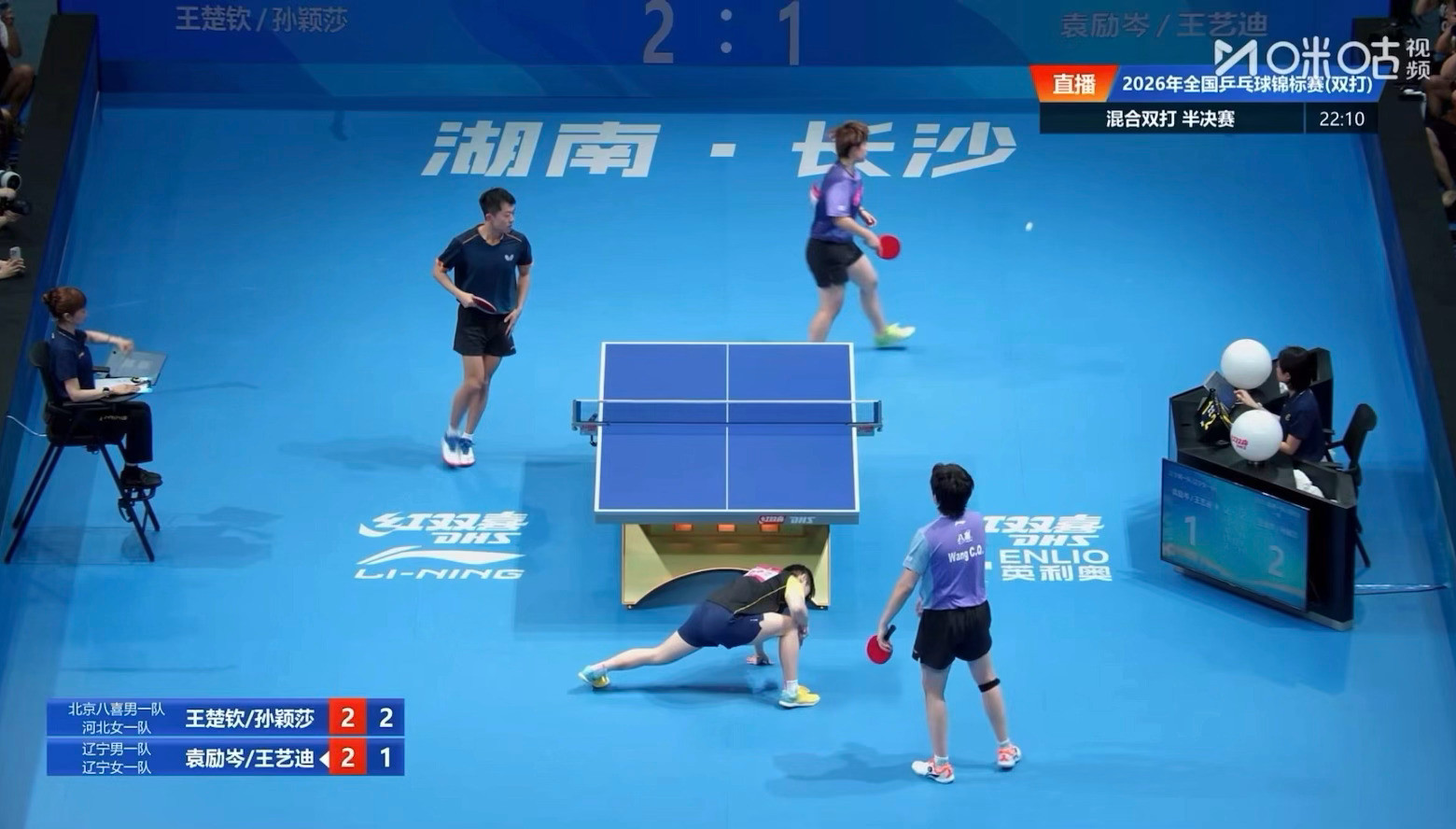 这个劈叉猫有点子萌惹咪滑了一下